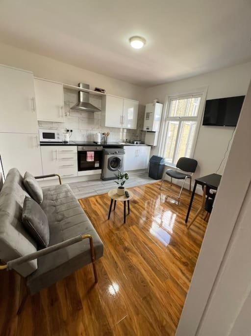 Appartamento 2 Bedroom Near Station Londra
