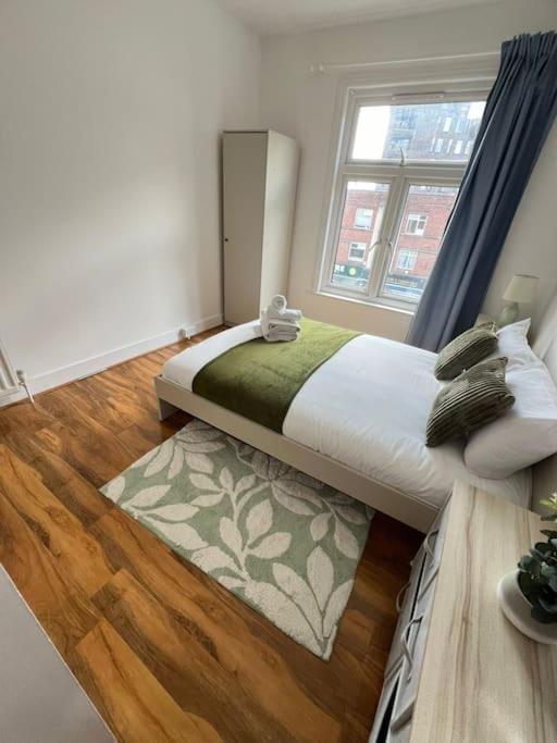 2 Bedroom Near Station Londra