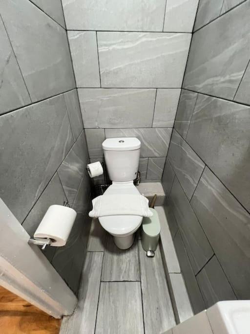 2 Bedroom Near Station Appartamento