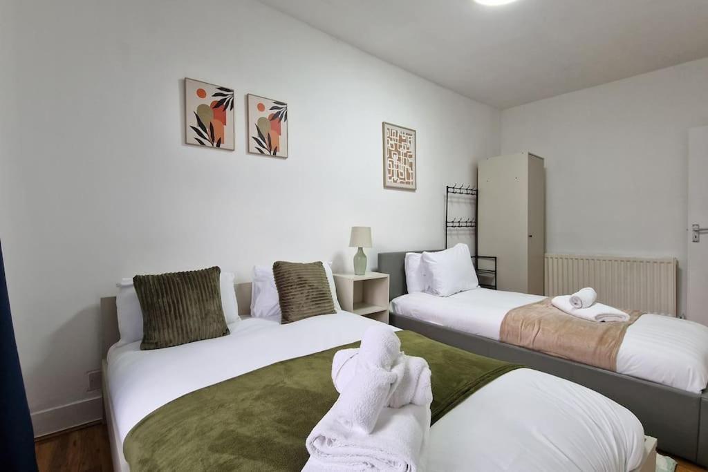 2 Bedroom Near Station * Londra
